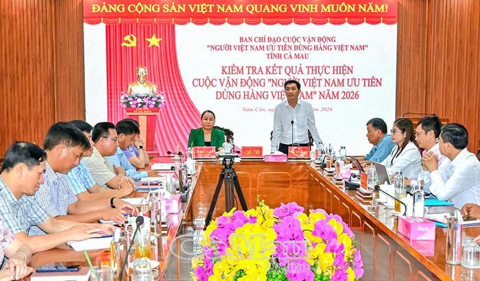 Phó Chủ tịch Uỷ ban MTTQ Việt Nam tỉnh Cà Mau Bùi Minh Hải phát biểu tại buổi làm việc với Ban Chỉ đạo CVĐ xã Năm Căn.