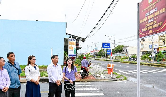 Đồng chí Phan Thị Trang Phượng, Chủ tịch Uỷ ban MTTQ Việt Nam xã Năm Căn (bìa phải), thông tin với đoàn công tác về việc xây dựng 10 mô hình “Khu dân cư đoàn kết - ấm no - hạnh phúc" gắn với "Khu dân cư tự hào dùng hàng Việt” tại 10 ấp.