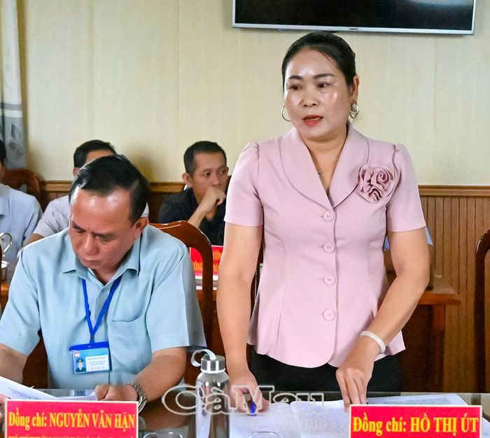 Đồng chí Hồ Thị Út, Phó Chủ tịch Uỷ ban MTTQ Việt Nam xã Phú Mỹ, Chủ tịch Hội LHPN xã, trao đổi về thuận lợi, khó khăn và giải pháp nâng cao hiệu quả thực hiện cuộc vận động.