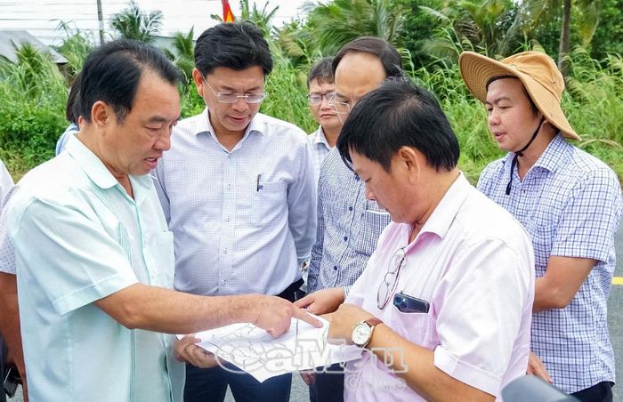 Đoàn công tác khảo sát tuyến đường kết nối từ đường ĐT986 vào trung tâm xã Phú Tân. Đồng chí Lâm Ngọc Sơn, Phó Bí thư Thường trực Đảng uỷ xã Phú Tân (bìa phải) tham gia cùng đoàn. 