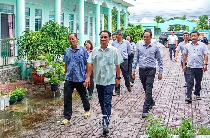 Dịp này, đoàn công tác tỉnh khảo sát cơ sở vật chất Trường Mầm non Hoa Hồng (ấp Vàm Đình, xã Phú Mỹ). Trường đang được đề xuất đầu tư nâng chuẩn quốc gia từ mức độ 1 lên mức độ 2, với kinh phí khoảng 20 tỷ đồng.