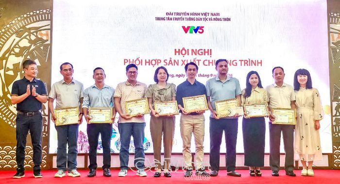 Nhà báo Huỳnh Hoài Hãn, Trưởng phòng Phóng viên, Báo và phát thanh, truyền hình Cà Mau (thứ hai từ trái sang), đại diện đơn vị nhận Giấy khen của VTV5.