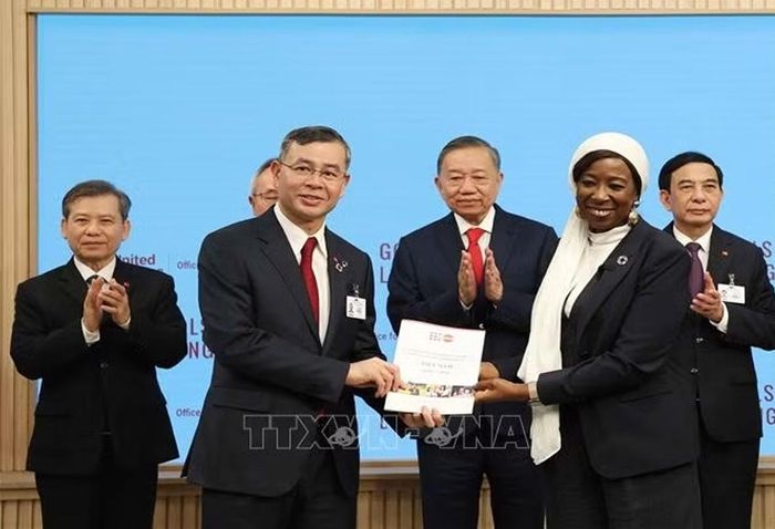 Bộ trưởng Ngô Văn Tuấn và bà Diene Keita - Giám đốc điều hành UNFPA trao văn kiện. Ảnh: TTXVN