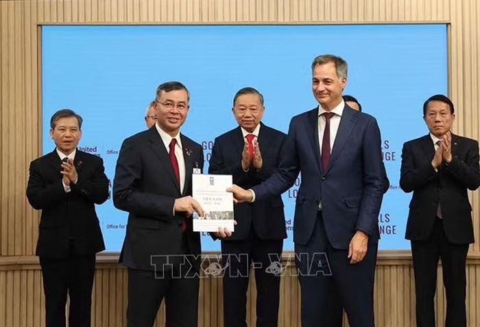 Bộ trưởng Ngô Văn Tuấn và ông Alexander De Croo - Tổng Giám đốc điều hành UNDP trao văn kiện. Ảnh: TTXVN