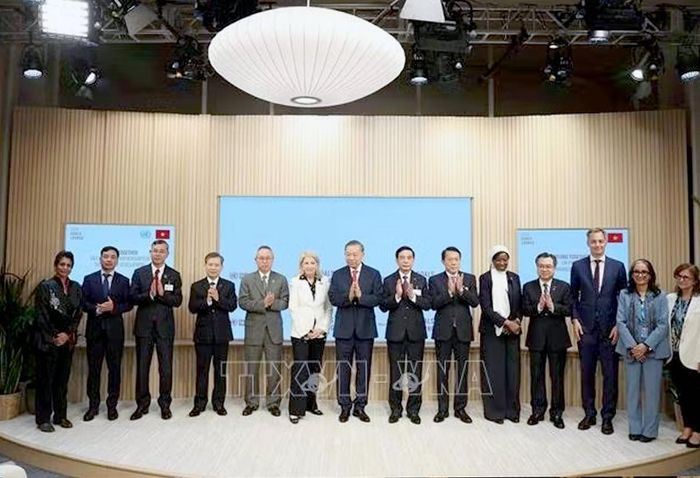 Tổng Bí thư, Chủ tịch nước Tô Lâm, Phó Tổng thư ký Liên Hợp Quốc (LHQ) Amina Mohammed và các Đại biểu chụp ảnh lưu niệm. Ảnh: TTXVN