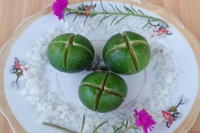 Nếu không muốn đặt ngay cạnh giường, bạn có thể để đĩa chanh muối trên bàn nhỏ, kệ đầu giường hoặc một vị trí thông thoáng trong phòng. Ảnh minh họa.