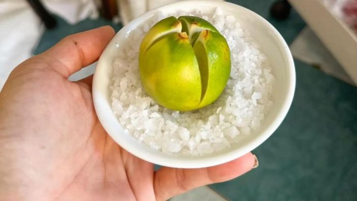 Tại sao nhiều người thích để một đĩa chanh muối ở đầu giường? Ảnh minh họa.