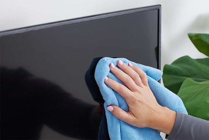 Bạn nên sử dụng một chiếc khăn mềm, sạch hoặc khăn chuyên dụng để lau kính, lau màn hình. Ảnh minh họa.