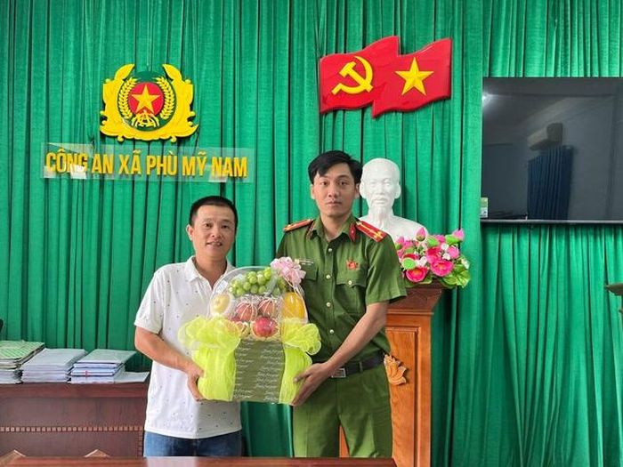 Gia đình cảm ơn Công an xã Phù Mỹ Nam đã tham gia tìm kiếm bà Kim bị lạc khi đi hái nấm - Ảnh: Thanh Niên