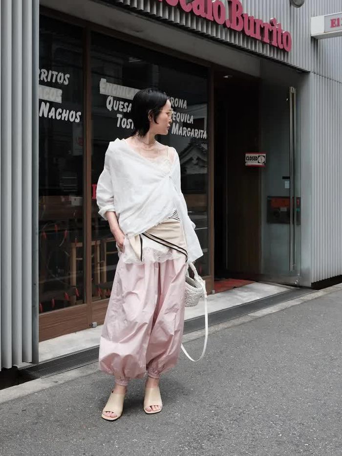 Khi phần dưới cơ thể đã có độ phồng, phần thân trên nên được giữ tương đối gọn. Ảnh: Instagram @i___amr