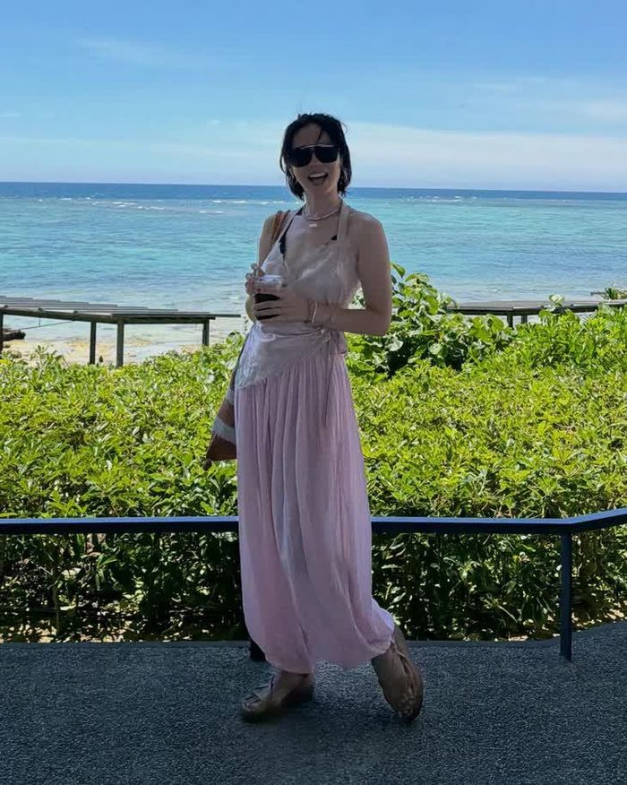 Son Ye Jin từng xuất hiện với quần bom màu hồng pastel trong kỳ nghỉ. Ảnh: IGNV