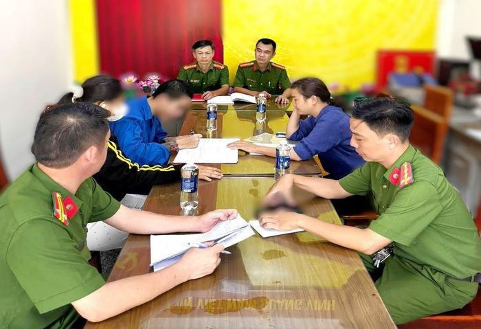 Lễ đăng ký kết hôn đặc biệt của anh A.↵