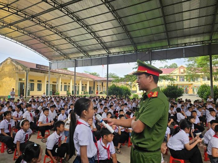 Công an tuyên truyền về phòng, chống bắt cóc, lừa đảo trên môi trường mạng cho học sinh. Ảnh: VTV