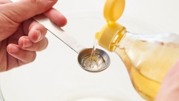 Dầu ăn nên được đậy kín và bảo quản ở nơi khô ráo, tránh ánh sáng và nhiệt độ cao. Ảnh minh họa