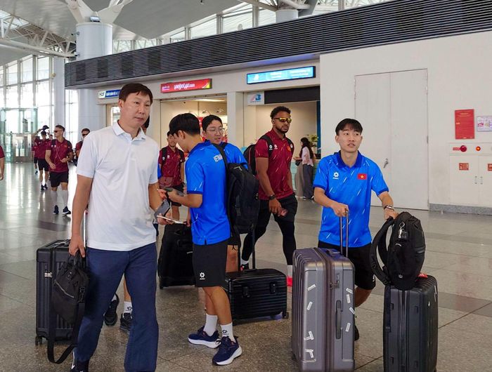HLV Kim Sang-sik cùng các học trò bắt đầu hành trình tại FIFA ASEAN Cup 2026. Ảnh: VFF