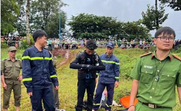 Nhiều lực lượng được huy động tìm kiếm khu vực nghi có người mất tích do mưa lũ (Ảnh: CACC). ↵