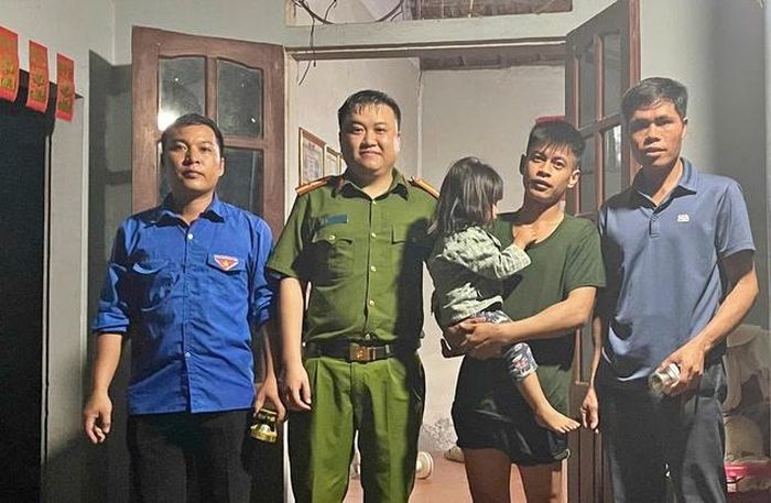 Cháu bé được tìm thấy bên dòng suối trong đêm với tình trạng sức khỏe tốt. Ảnh: Thanh Niên