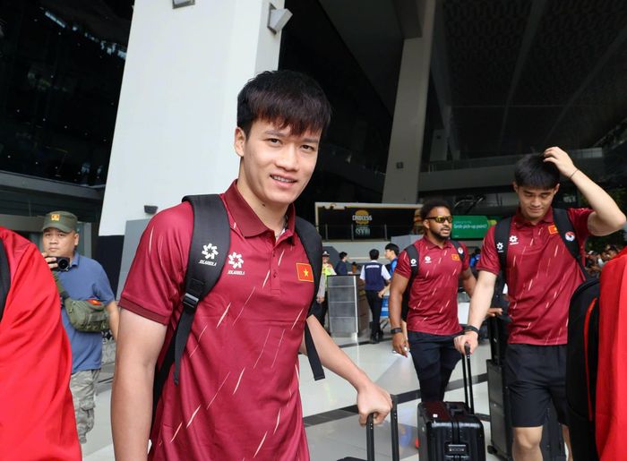 Hoàng Đức tươi cười khi đặt chân đến Indonesia tham dự FIFA ASEAN Cup 2026. Ảnh: VFF