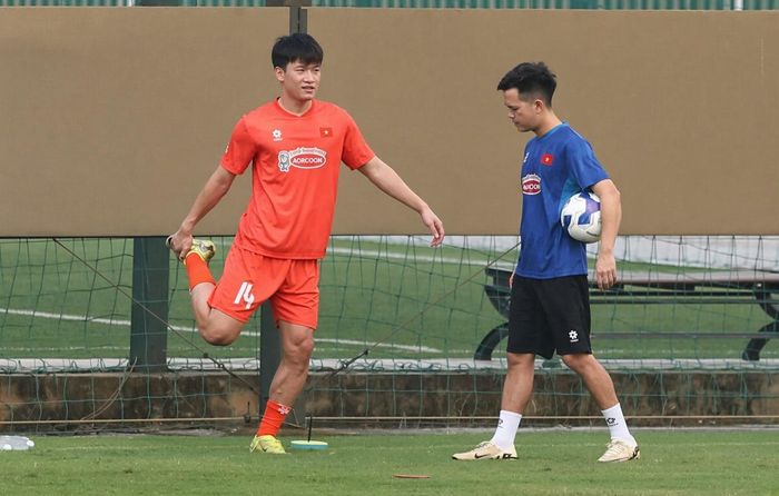 Hoàng Đức thực hiện giáo án phục hồi riêng dưới sự giám sát của đội ngũ y tế