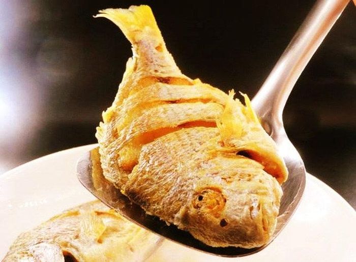 Phết một lớp trứng thật mỏng lên hai mặt cá, đặc biệt là phần da giúp cá giòn hơn - Ảnh minh hoạ