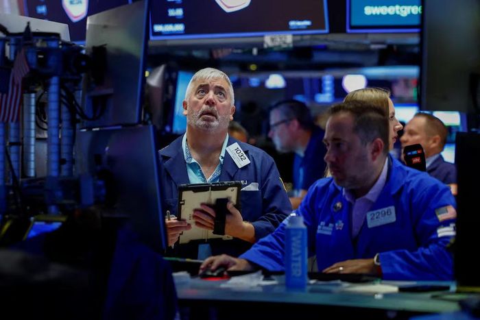 Nhà giao dịch làm việc trên sàn New York Stock Exchange tại New York, Mỹ. Ảnh: Reuters/Jeenah Moon.