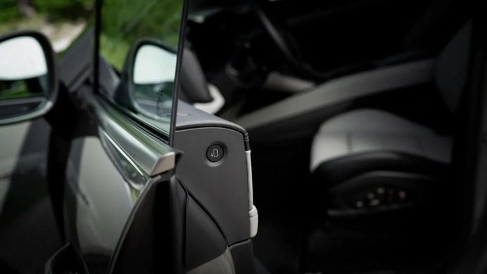 Cayenne Electric có thêm cửa đóng mở bằng điện và sạc không dây 11 kW. (Ảnh: Porsche)