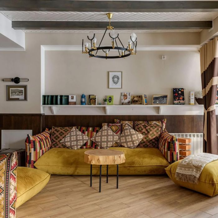 Ghế sofa là món nội thất có kích thước lớn, đóng vai trò định hình bố cục tổng thể