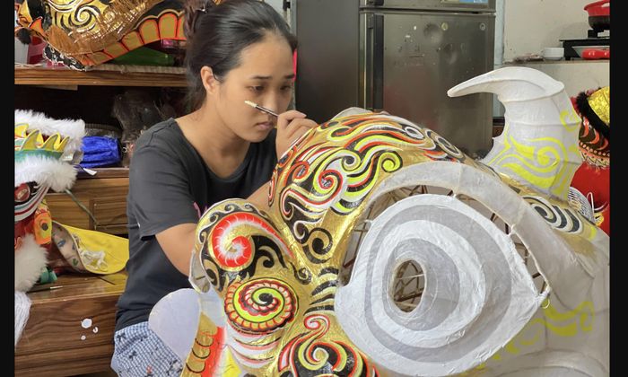 Gần 15 năm theo nghề, chị My đảm nhận công đoạn vẽ và hoàn thiện sản phẩm.