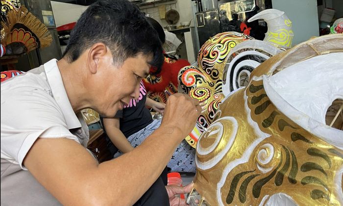 Hơn 30 năm qua, ông Nguyễn Hưng vẫn bền bỉ gắn bó với nghề làm đầu lân, thiên cẩu thủ công.