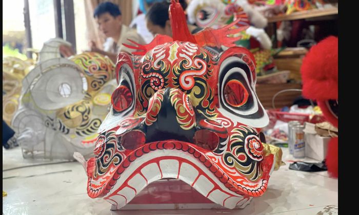 Những chiếc đầu lân, thiên cẩu đủ kích thước được hoàn thiện tại cơ sở của gia đình ông Hưng.