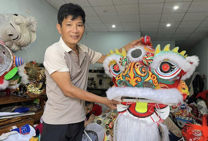 Những chiếc đầu lân, thiên cẩu được hoàn thiện qua nhiều công đoạn thủ công tỉ mỉ.