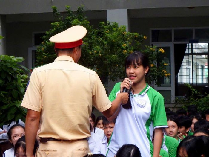 Các báo cáo viên Công an xã Đất Đỏ tuyên truyền tại các trường học và nhận sự hưởng ứng nhiệt tình của các em học sinh