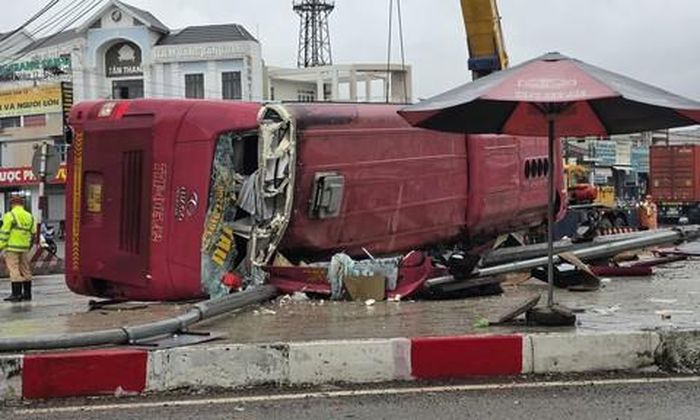 Vụ lật xe khách khiến người điều khiển xe máy và 1 hành khách tử vong.