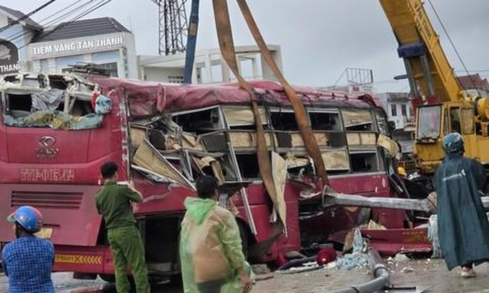 Chiếc xe khách bị hư hỏng nặng.