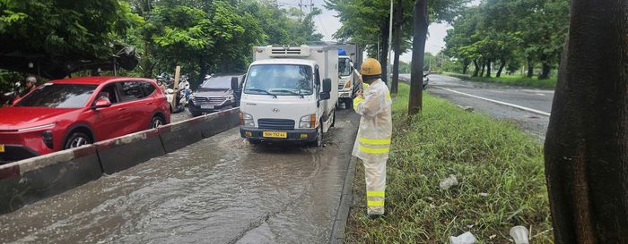Dù điều kiện thời tiết bất lợi, CBCS CSGT vẫn dầm mình dưới mưa để đảm bảo TTATGT
