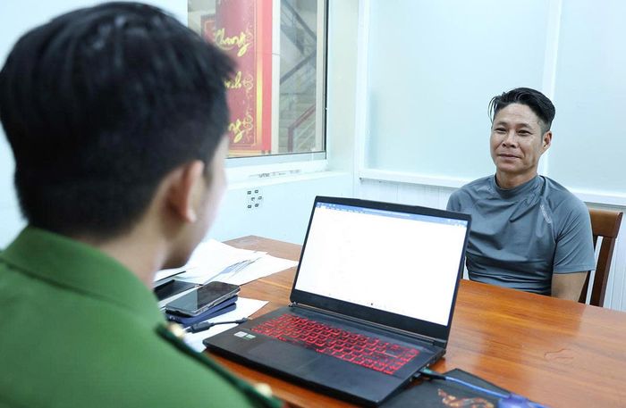 Đối tượng Trần Hùng Hậu tại cơ quan công an. Ảnh: Anh Tầm.