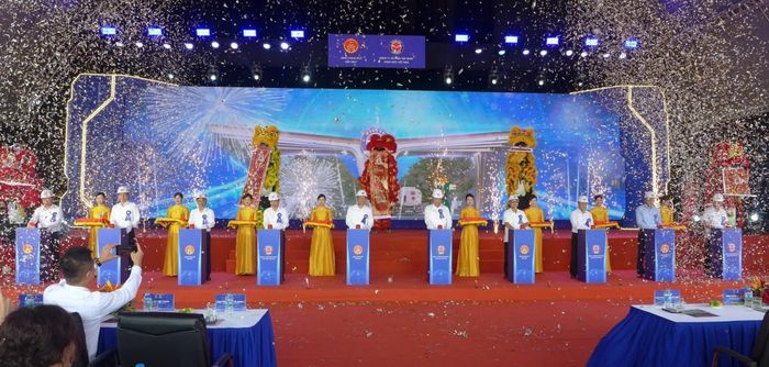 Các đại biểu thực hiện nghi thức khởi công dự án.