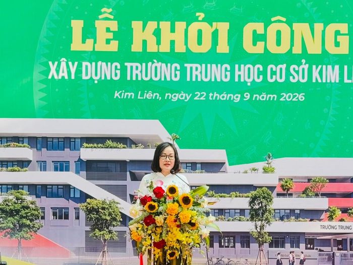 Chủ tịch UBND phường Kim Liên Lê Thị Kim Huệ phát biểu tại lễ khởi công. Ảnh: N Long
