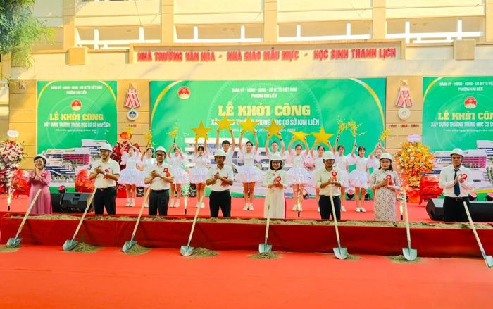 Các đại biểu thực hiện nghi thức khởi công xây dựng Trường THCS Kim Liên. Ảnh: N Long