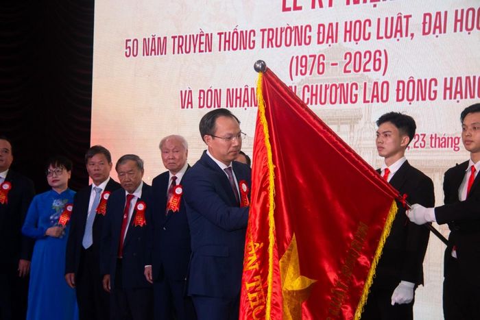 Thứ trưởng Bộ Giáo dục và Đào tạo Đoàn Trung Kiên gắn Huân chương Lao động hạng Nhất cho Trường Đại học Luật, ĐHQGHN.