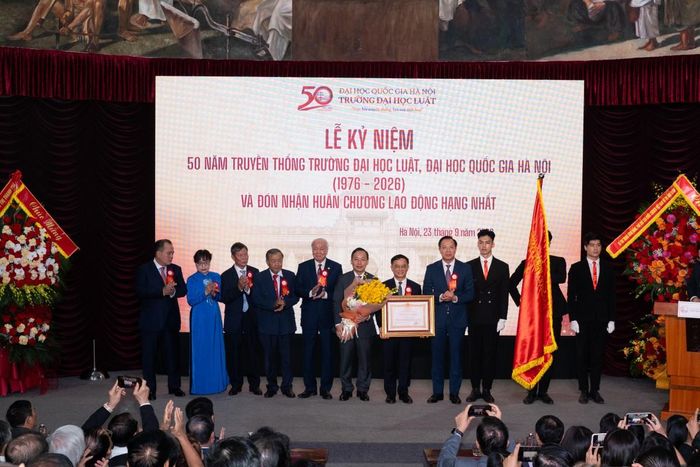 Thứ trưởng Bộ Giáo dục và Đào tạo Đoàn Trung Kiên trao Huân chương cho tập thể lãnh đạo Trường đại học Luật, Đại học Quốc gia Hà Nội.