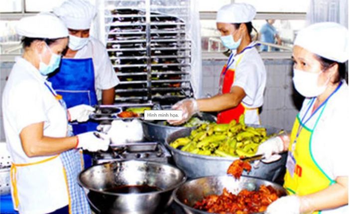 Kiểm soát chặt chẽ an toàn thực phẩm, đặc biệt tại các bếp ăn tập thể là một yêu cầu rất quan trọng. Ảnh minh hoạ