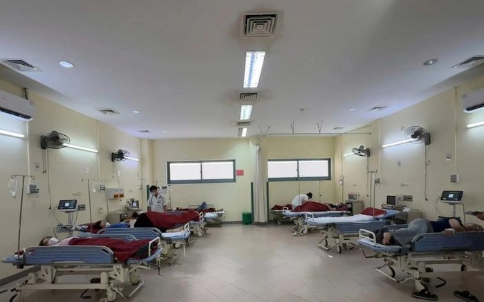Một số bệnh nhân trong vụ ngộ độc thực phẩm xảy ra tại Công ty Scavi Huế khi đang điều trị tại Bệnh viện Trung ương Huế cơ sở 2
