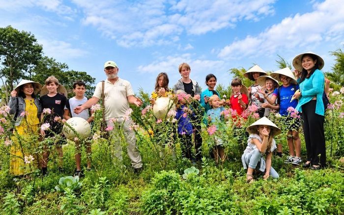 Du khách trải nghiệm không gian sản xuất nông nghiệp, cho thấy hướng kết hợp giữa canh tác, trải nghiệm và phát triển du lịch nông nghiệp tại địa phương.