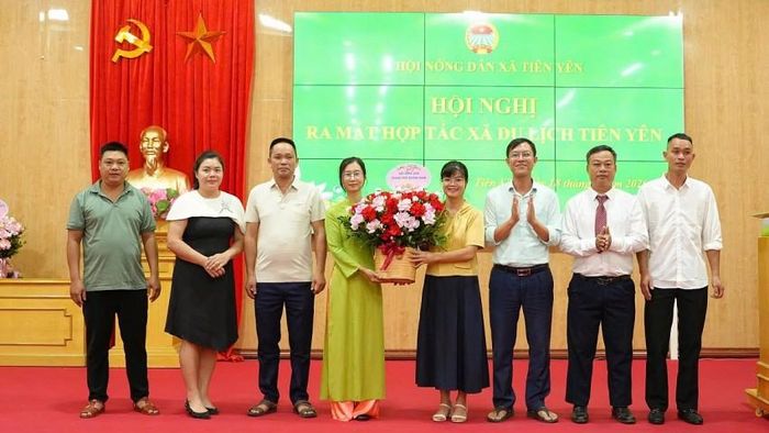 Trao Quyết định thành lập cho thành viên HTX Du lịch Tiên Yên.