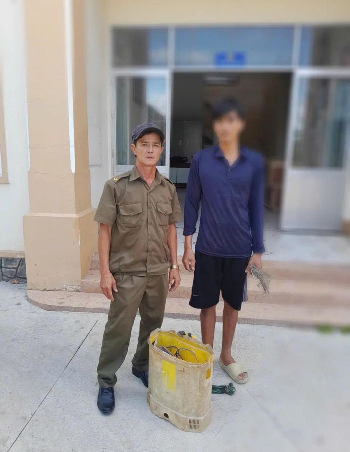  Ông L.H.Q. cùng tang vật là dụng cụ kích điện dùng để khai thác thủy sản trái phép tại cơ quan Công an. Ảnh: Công an tỉnh Đồng Tháp 