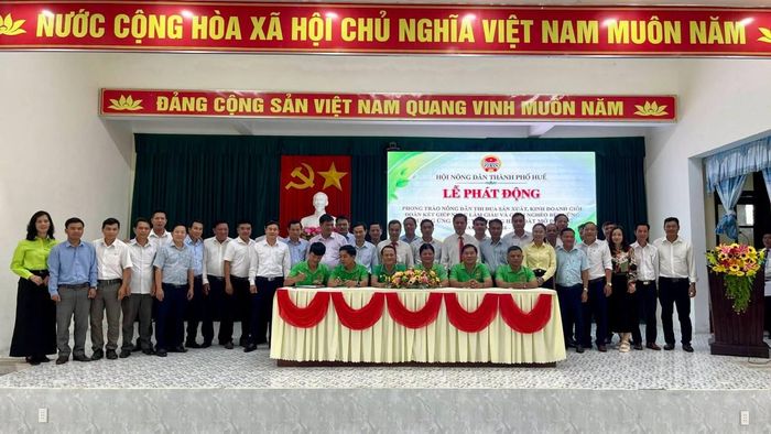 Các đại biểu ký kết thực hiện phong trào được phát động