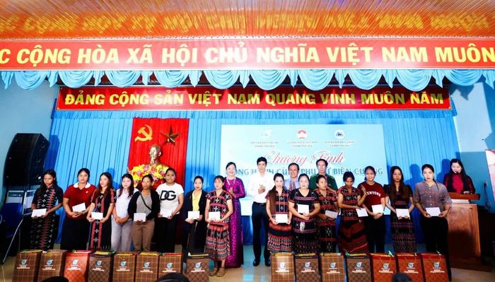 ... trao tặng các phần quà...
