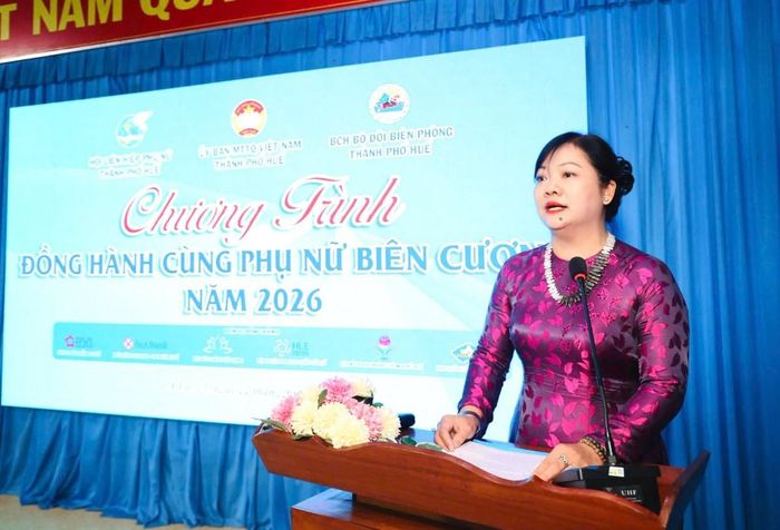 Đồng chí Dương Thị Thu Thủy - Phó Chủ tịch Ủy ban MTTQ Việt Nam thành phố, Chủ tịch Hội LHPN thành phố phát biểu khai mạc chương trình