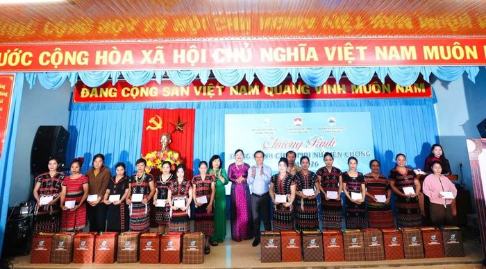 Đằng sau mỗi phần quà, mỗi mô hình sinh kế là thông điệp: không để phụ nữ khó khăn bị bỏ lại phía sau.